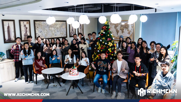 RICHMCHN Warmly Celebrates Christmas