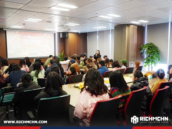 RICHMCHN Holds Christmas Creative Activity