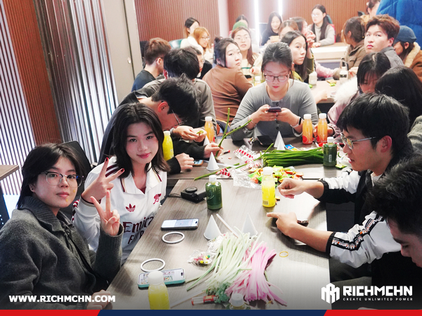 RICHMCHN Holds Christmas Creative Activity