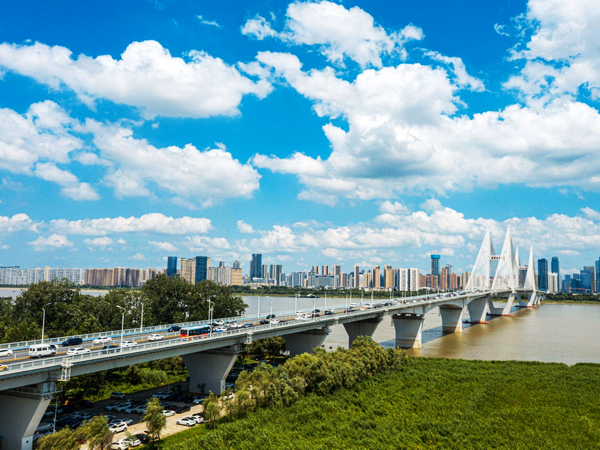 Shuangliu Yangtze River Bridge Opens to Traffic
